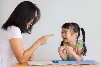 5 thói quen xấu của cha mẹ khiến trẻ con học rất nhanh