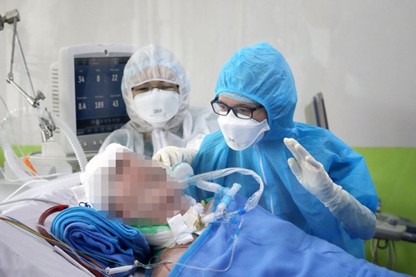 Sau nguy kịch, bệnh nhân 91 người Anh đã tự ngồi dậy và cầm bút