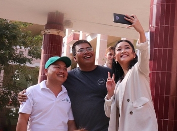 lana condor nu dien vien goc viet lan dau tro ve que huong voi cuu phu nhan tong thong my michelle obama