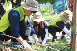 60 sinh viên Hàn Quốc chung tay dọn rác giúp thành phố Huế xanh sạch đẹp