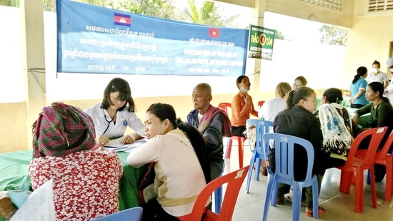 kham benh cap thuoc mien phi cho 200 nguoi dan campuchia