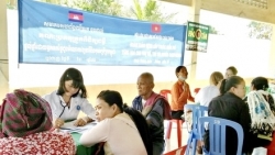 Khám bệnh, cấp thuốc miễn phí cho 200 người dân Campuchia