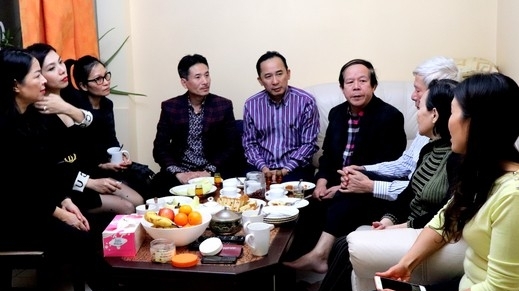 hoi nguoi viet nam tai ba lan den tham va chuc tet nghe si thu loc va nha van dich gia nguyen van thai