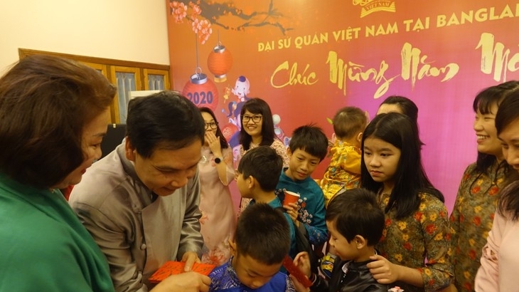 dai su quan viet nam tai algerie va bangladesh mong muon luu giu net dep van hoa ngay tet viet