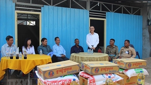 trao nha moi cho 3 gia dinh campuchia goc viet gap hoa hoan