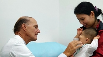 doi ban tay vang cua giao su nguoi my doi doi cho nhieu benh nhan ngheo o viet nam
