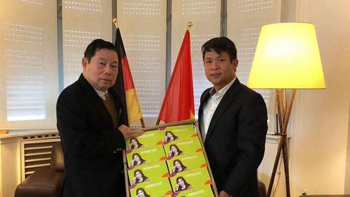 cong dong nguoi viet tai duc quyen gop 16000 khau trang gui ve que huong