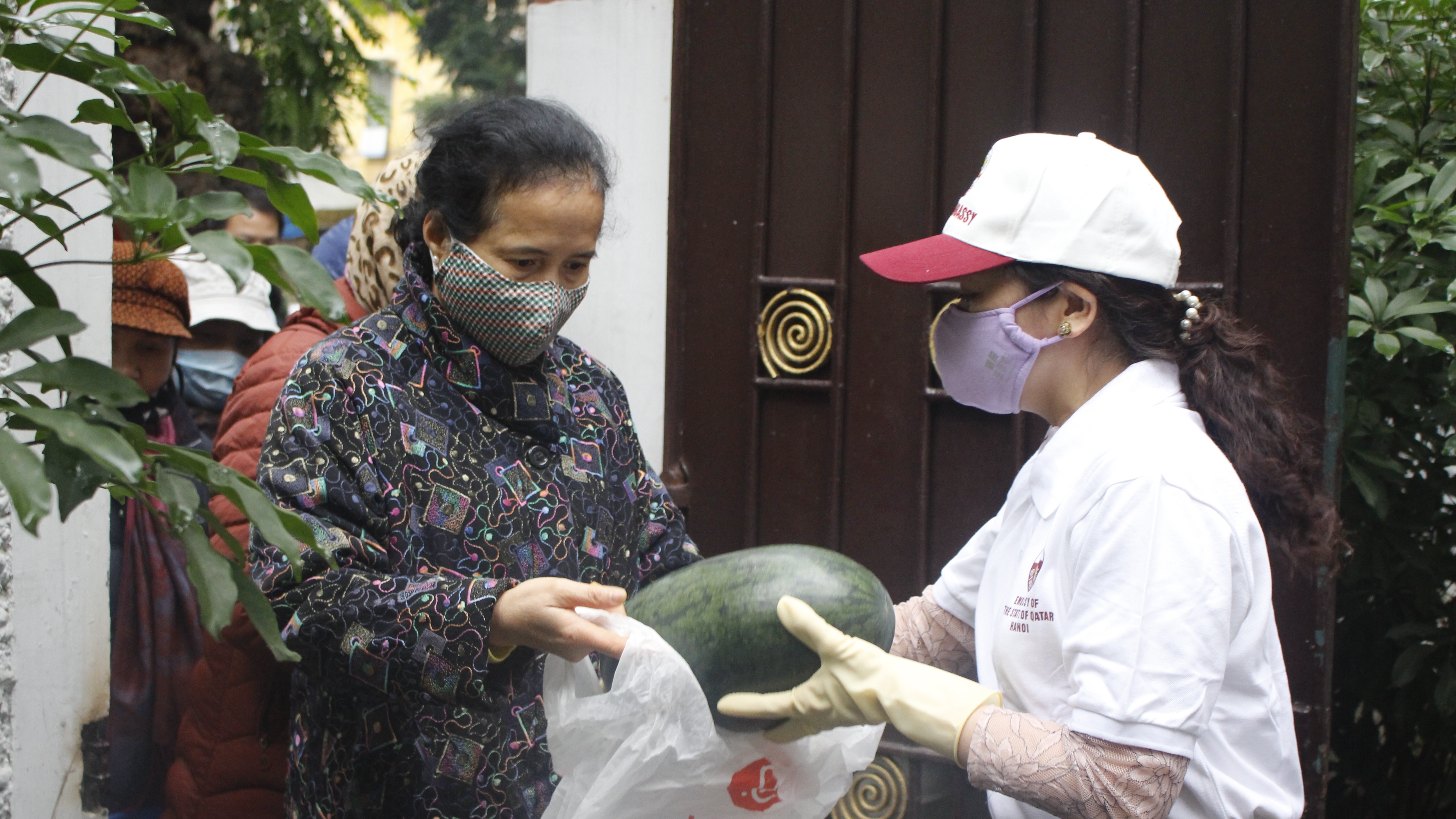 Đại sứ quán Qatar tại Việt Nam tiêu thụ dưa hấu giúp bà con miền Trung