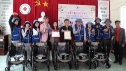 Tình nguyện viên Hàn Quốc trao 40 xe lăn cho người khuyết tật tỉnh Lâm Đồng