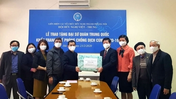 hoi huu nghi viet trung tp ha noi tang 1000 khau trang cho dai su quan trung quoc tai viet nam