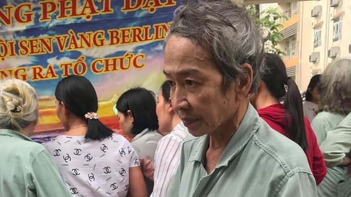 sen vang berlin phat chao cho benh nhan benh vien e ha noi