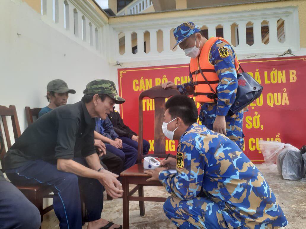 Đảo Đá Lớn ứng cứu kịp thời 5 ngư dân tàu cá Phú Yên gặp nạn trên biển Trường Sa