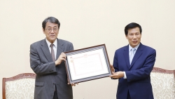 Trao Kỷ niệm chương vì sự nghiệp Văn hóa, Thể thao và Du lịch cho Đại sứ Umeda Kunio