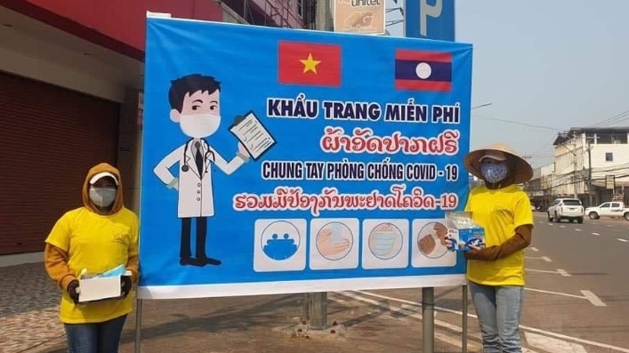 nguoi viet tai lao tang khau trang mien phi tu nguyen cach ly an toan trong mua covid 19