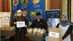 Công ty Việt tặng hơn 1000 chiếc bánh mì giúp các bác sĩ tại Indonesia chống COVID-19