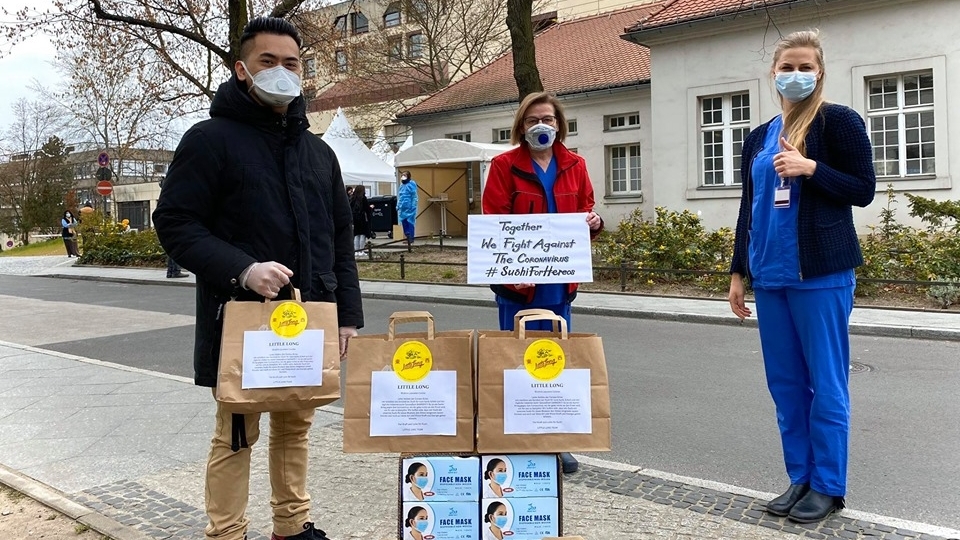 nha hang viet tang khau trang va tai tro suat an giup cac bac si duc chong covid 19