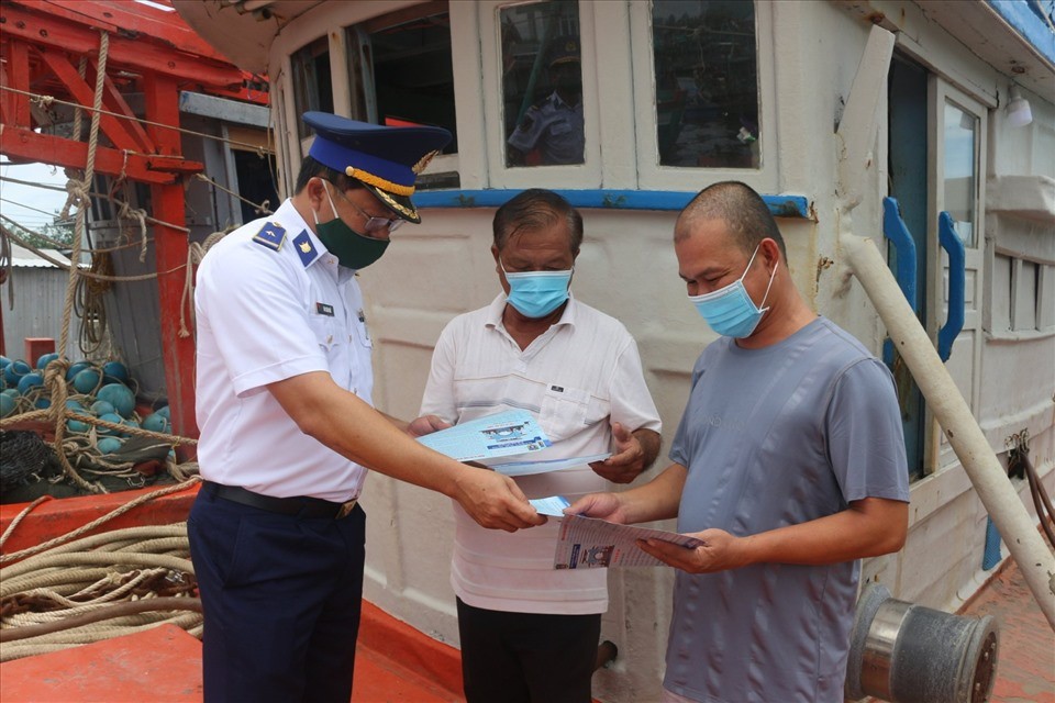 Vùng Cảnh sát biển 4 tổ chức tuyên truyền biển đảo cho ngư dân