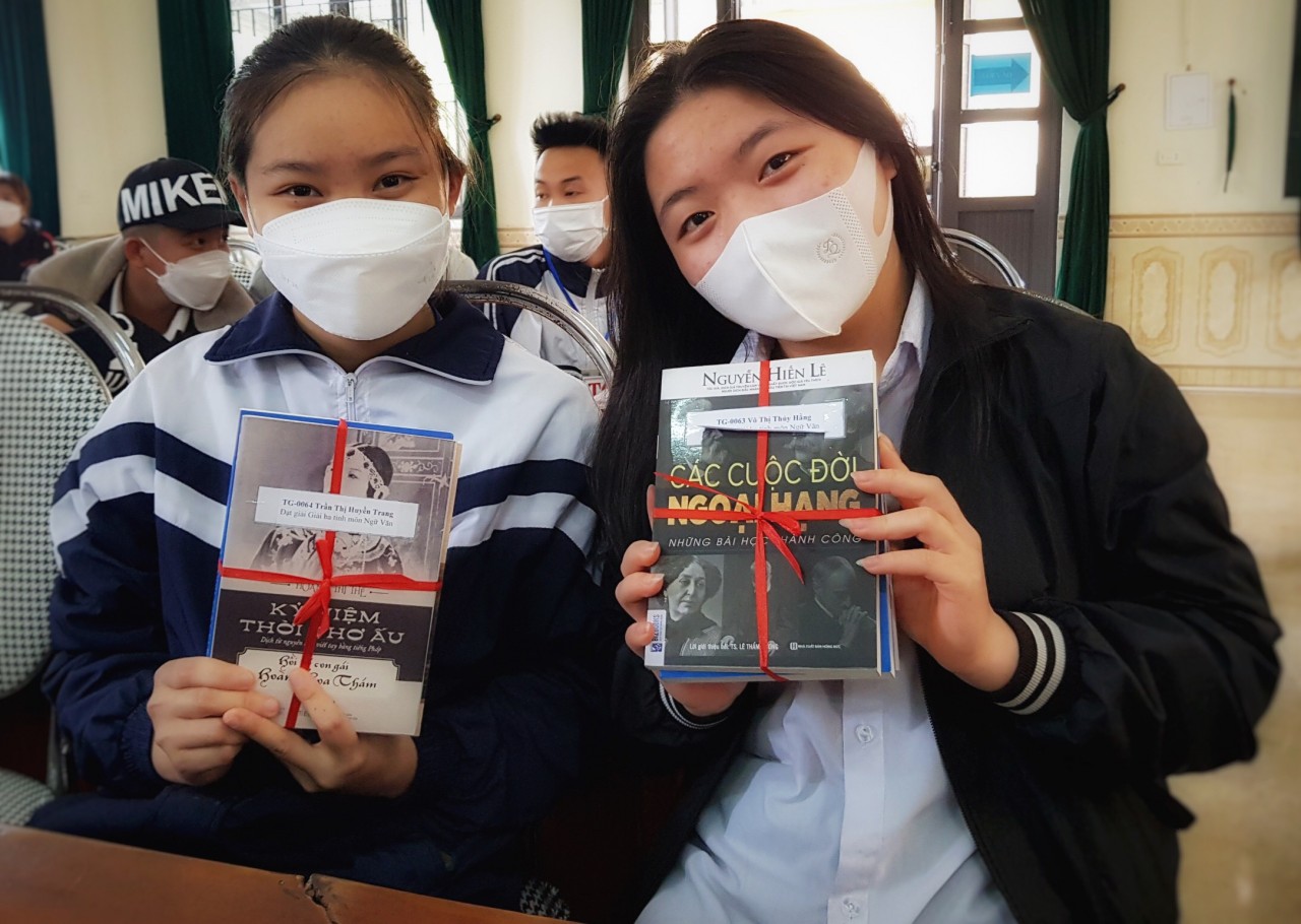 Zhi-Shan Foundation hỗ trợ hơn 650  đồng cho học sinh có hoàn cảnh khó khăn của Hà Tĩnh