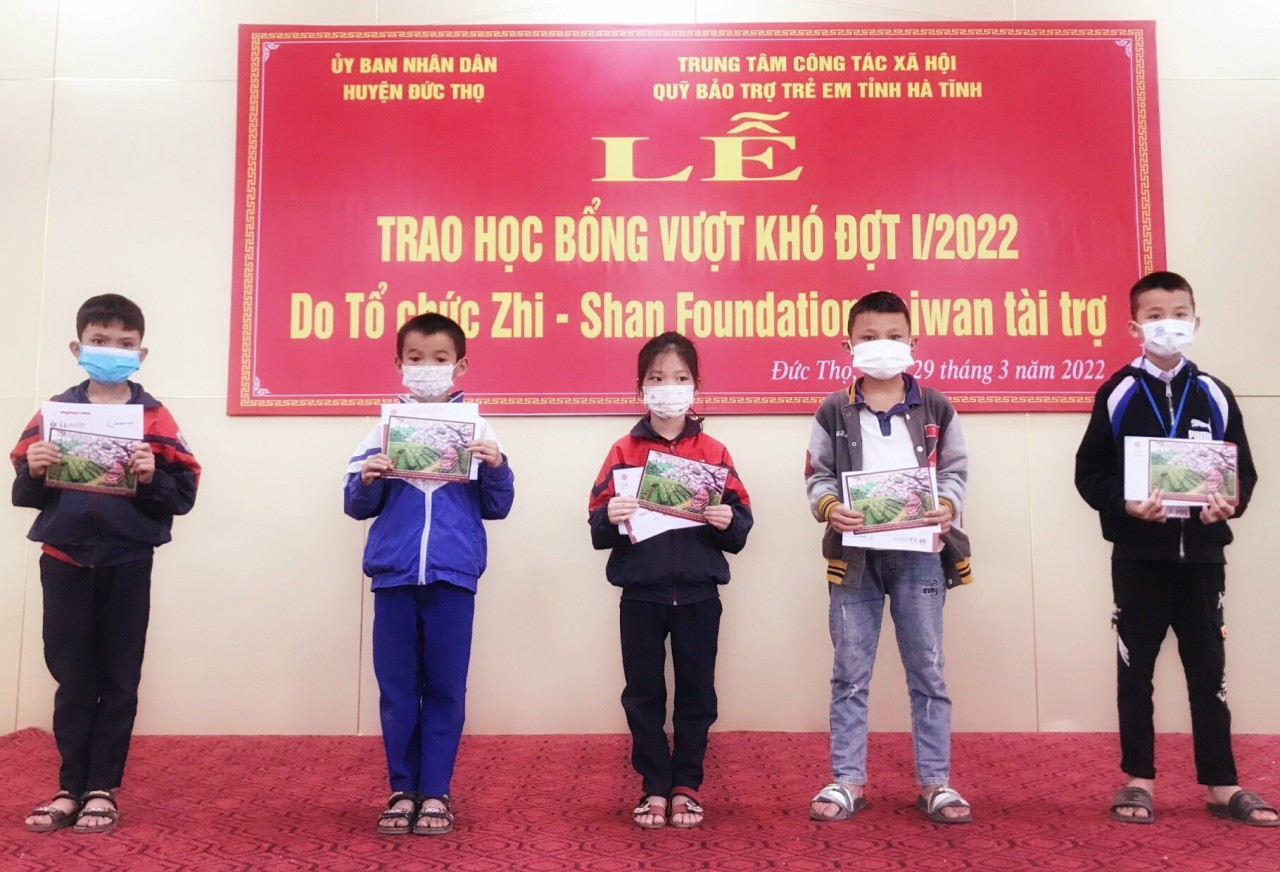 Zhi-Shan Foundation hỗ trợ hơn 650  đồng cho học sinh có hoàn cảnh khó khăn của Hà Tĩnh