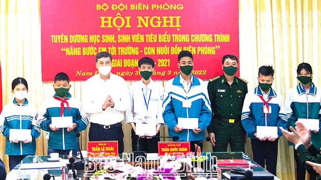 Bộ đội biên phòng Nam Định nhận đỡ đầu hơn 30 học sinh có hoàn cảnh khó khăn