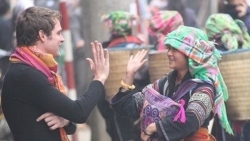 Hướng dẫn thủ tục gia hạn cho du khách nước ngoài mắc kẹt ở Việt Nam