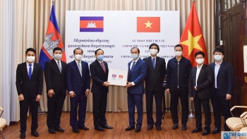 viet nam trao trao hon 7 ty dong qua tang cho moi nuoc lao va campuchia chong covid 19