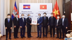 Việt Nam trao trao hơn 7 tỷ đồng quà tặng cho mỗi nước Lào và Campuchia chống COVID-19