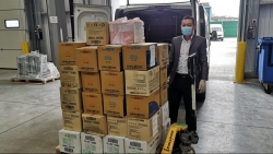 Hội Người Việt Nam tại Vương Quốc Anh hỗ trợ 50 thùng khẩu trang và găng tay cho cơ quan y tế NHS