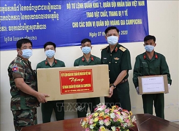 quan khu 7 trao tang nhieu vat tu y te giup quan doi hoang gia campuchia chong covid 19