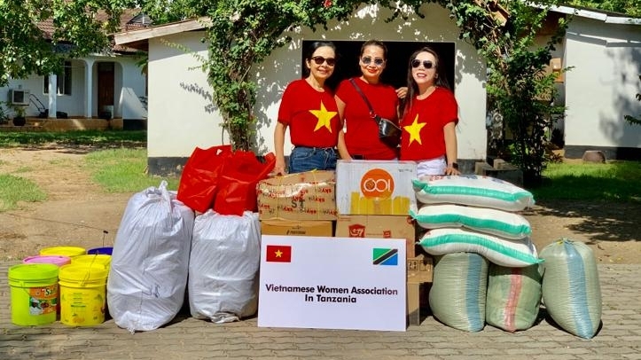 hoi phu nu viet nam tai tanzania trao tang nhu yeu pham cho trai tre mo coi chanika childrens home
