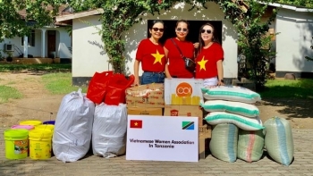 hoi phu nu viet nam tai tanzania trao tang nhu yeu pham cho trai tre mo coi chanika childrens home