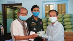 Hội Khmer-Việt Nam trao 200 suất quà cho cộng đồng Campuchia gốc Việt