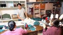 Người Việt tại Mỹ biến tiệm nail thành công xưởng may khẩu trang chống COVID-19