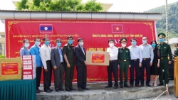 Nghệ An trao hơn 700 triệu tiền quà tặng giúp tỉnh Xieng Khoang (Lào) chống COVID-19