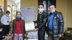 Hearts For Hue trao tặng 100 phần quà giúp bà con Thừa Thiên Huế chống COVID-19