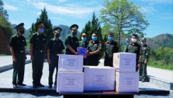 Biên phòng Điện Biên tặng vật tư y tế chống COVID-19 cho biên phòng Phong Sa Ly, Lào