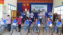 childfund trao tang xe dap cho tre em ngheo tai bac kan va cao bang