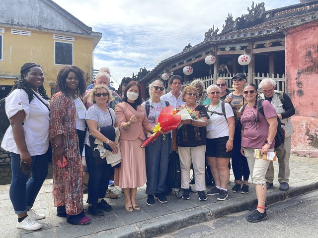 Mở lại đường bay quốc tế, Hội An đón đoàn khách du lịch Mỹ đầu tiên