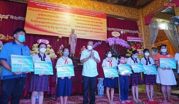 Trao 85 suất học bổng đến học sinh, sinh viên Khmer, Kinh, Lào, Campuchia tại TP.HCM