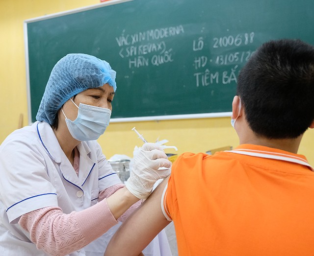 Việt Nam đã tiêm hơn 1 triệu mũi vaccine phòng COVID-19 cho trẻ từ 5-12 tuổi