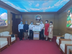 Hội hữu nghị Việt-Pháp thành phố Hà Nội ủng hộ 10.000 khẩu trang y tế giúp phòng, chống dịch COVID-19