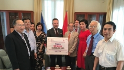 Hội hữu nghị Việt Nam-Séc thành phố Hà Nội trao 50 triệu đồng giúp nước bạn chống COVID-19