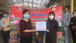 Hội Phật tử Việt Nam tại Hàn Quốc trao 100 suất quà cho bà con Tiền Giang