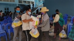 Hội Khmer-Việt Nam tại Campuchia trao hơn 400 suất quà giúp bà con gốc Việt khắc phục COVID-19