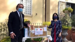 Đại sứ quán Việt Nam tại Italia hỗ trợ vật tư y tế ủng hộ nước sở tại chống COVID-19