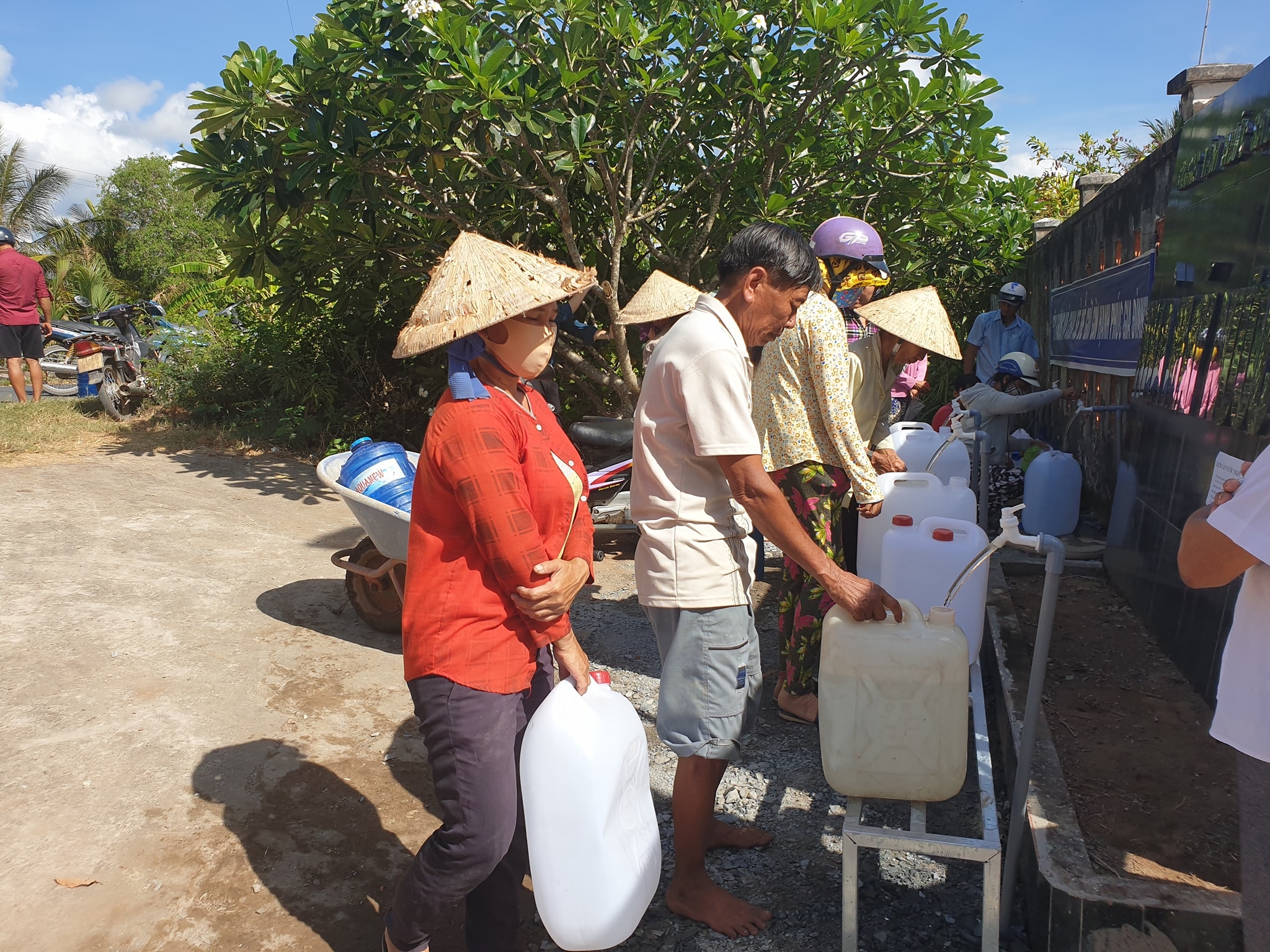 east meets west ban giao he thong loc man hon 15 ty dong giup nguoi dan ben tre