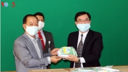Đại sứ quán Việt Nam tại Campuchia đã trao 4.000 khẩu trang y tế cho Tổng cục trại giam nước bạn chống COVID-19