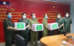 Biên phòng Việt Nam trao 3 tấn gạo và nhiều nhu yếu phẩm cho lực lượng quản lý, bảo vệ biên giới Lào chống COVID-19