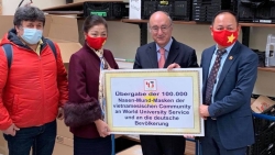 Cộng đồng người Việt tại Đức tặng 100.000 khẩu trang cho nhân dân 16 bang ở Đức