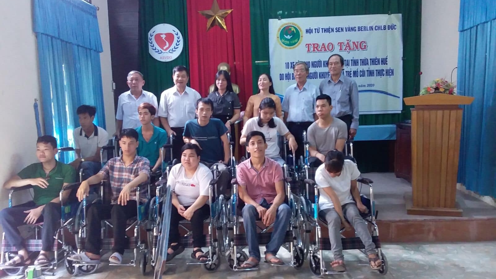 Sen vàng Berlin trao tặng 10 xe lăn cho người khuyết tật và trẻ mồ côi tỉnh Thừa Thiên Huế